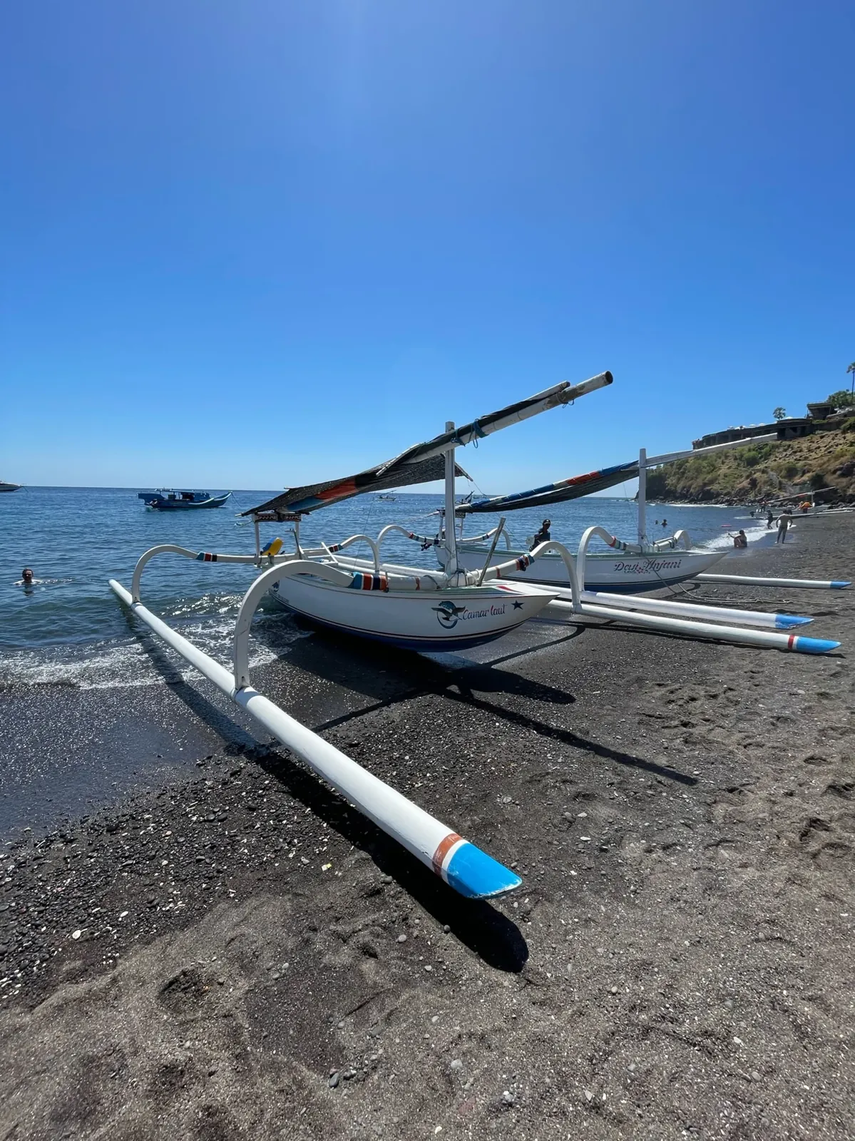 Les jukung, les bateaux à balanciers des pêcheurs d'Amed, sur le sable noir.