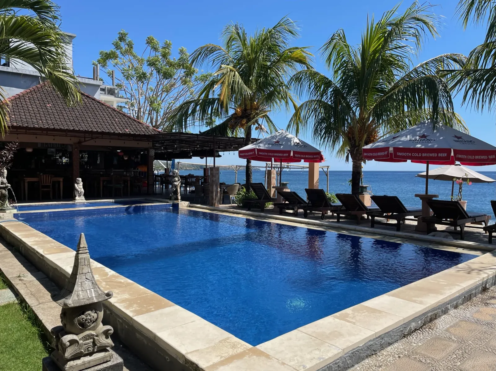 La piscine de l'hôtel, avec la mer juste derrière.