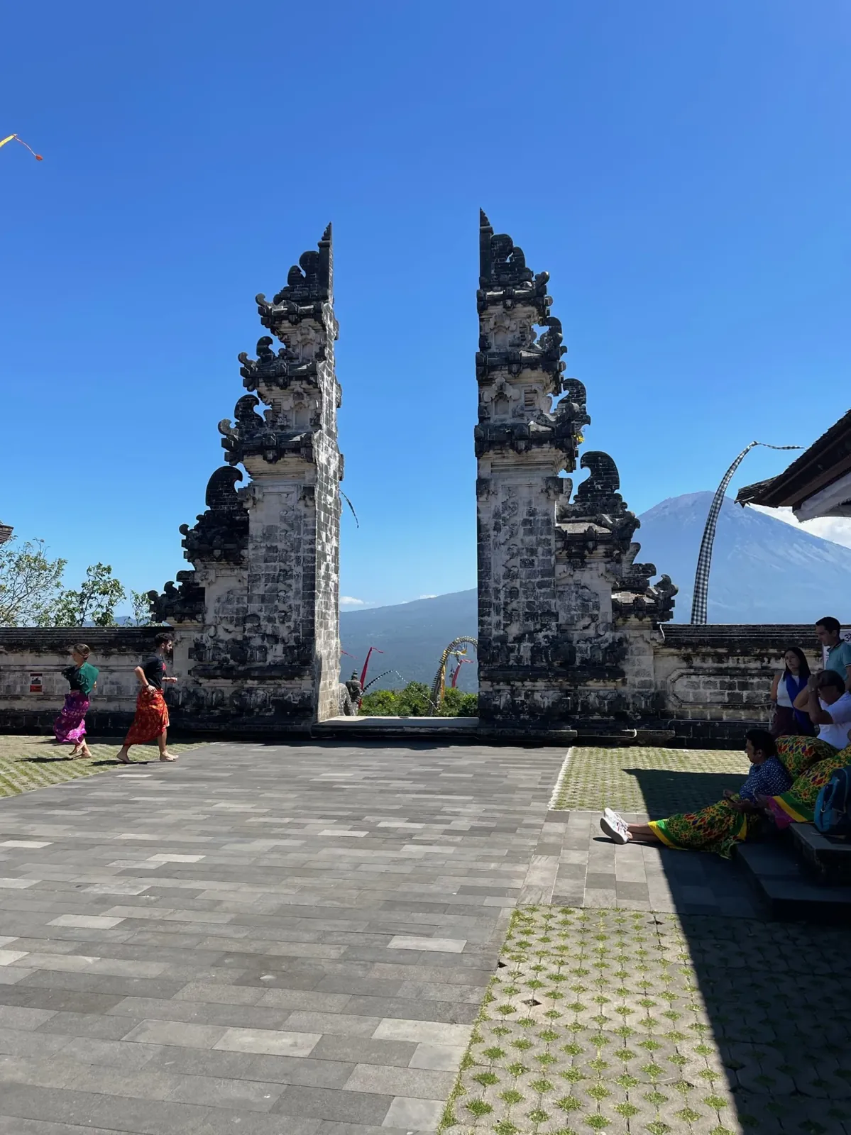 Les portes du temple de Lempuyang, avec le mont Agung derrière. Une heure de queue pour la photo, on l'a faite quand même.