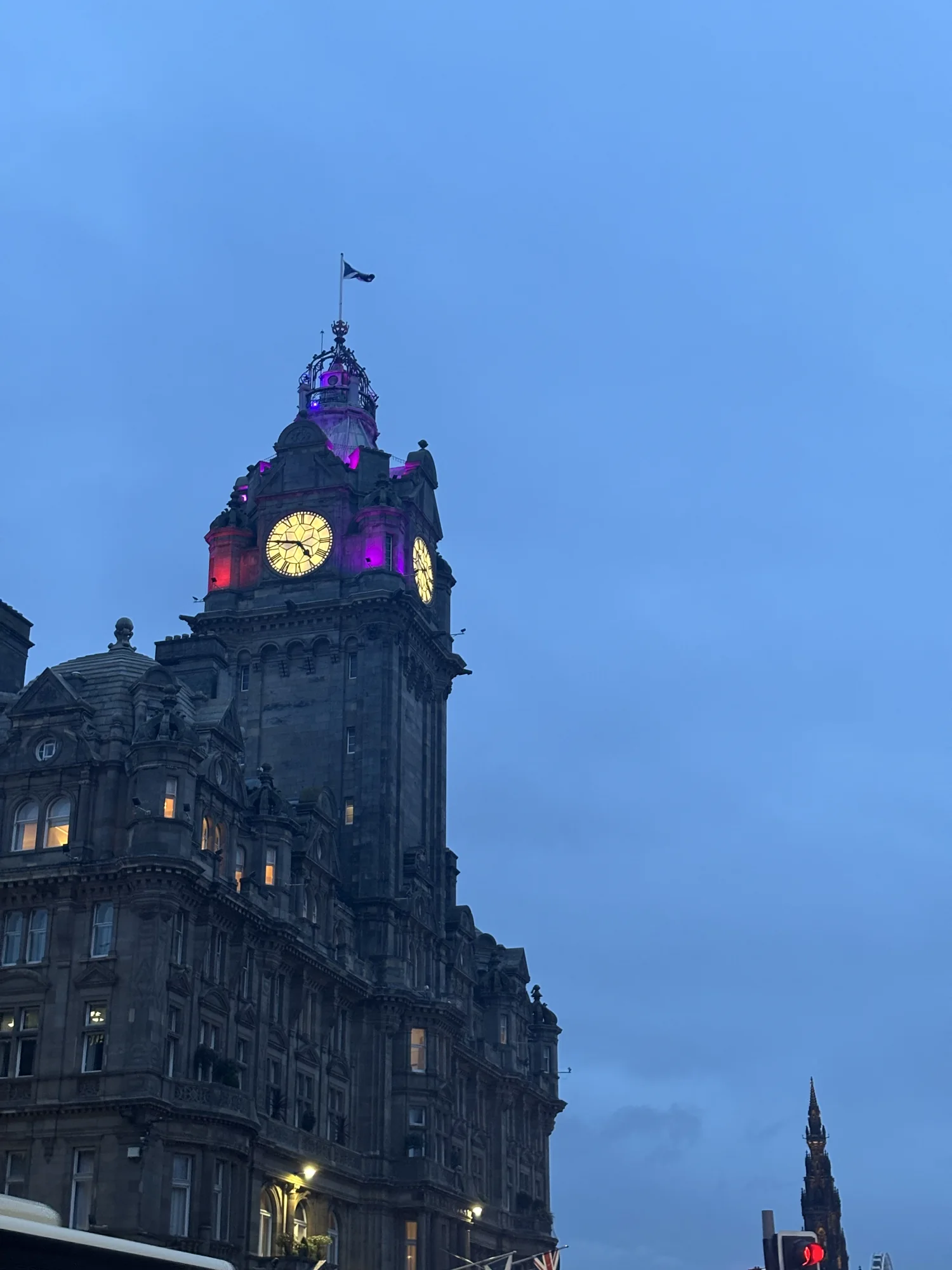 L'horloge du Balmoral, éclairée en violet pour Halloween.