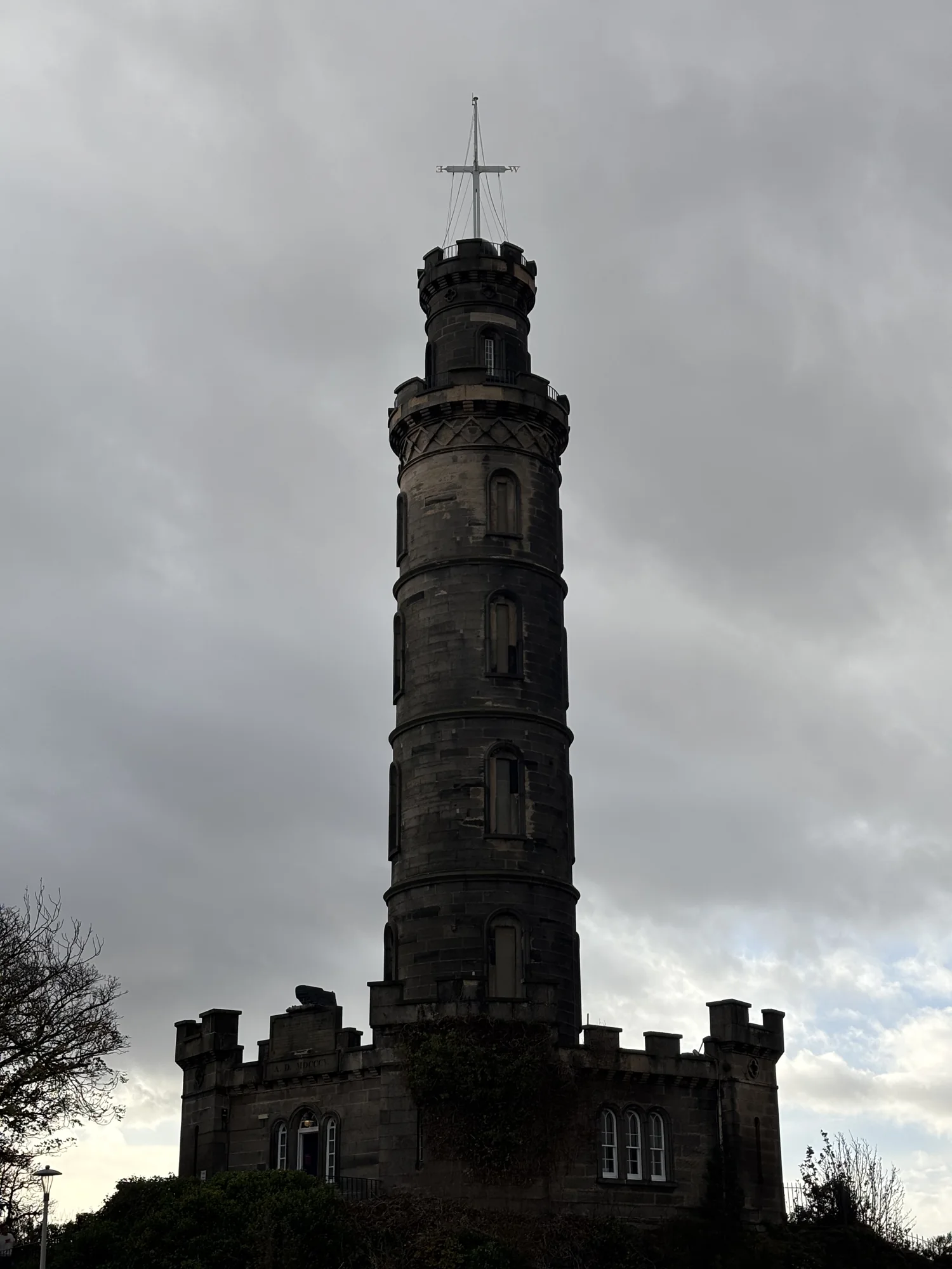 Calton Hill et sa tour, en fin de journée.
