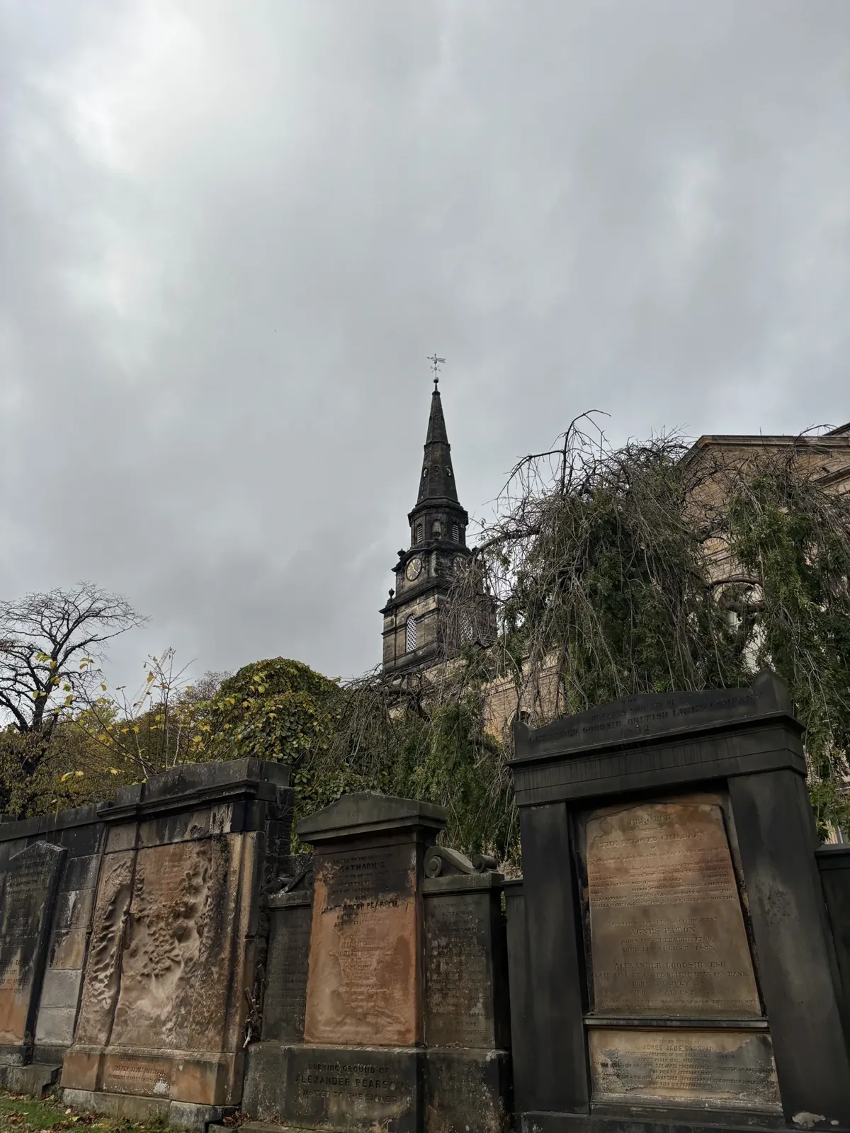 Un cimetière en plein centre, entre les immeubles.
