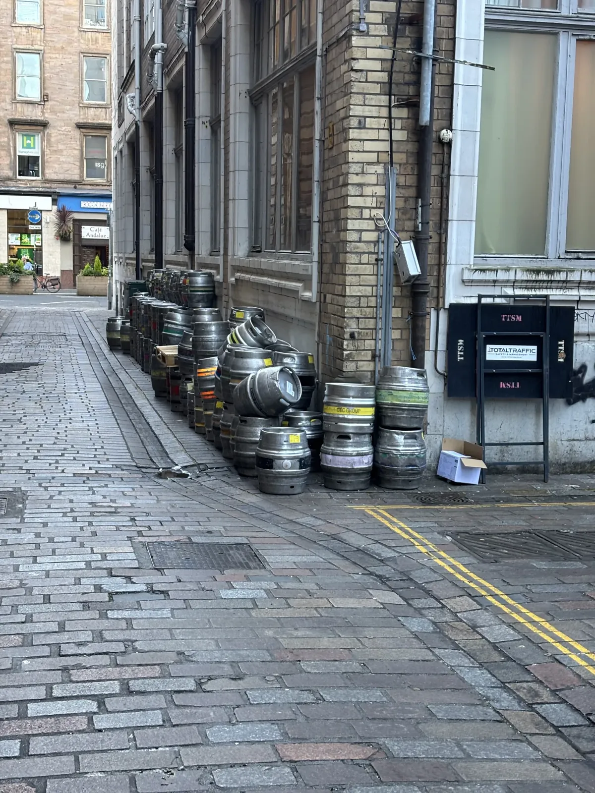 Une ruelle de Glasgow, des fûts de bière devant le pub.