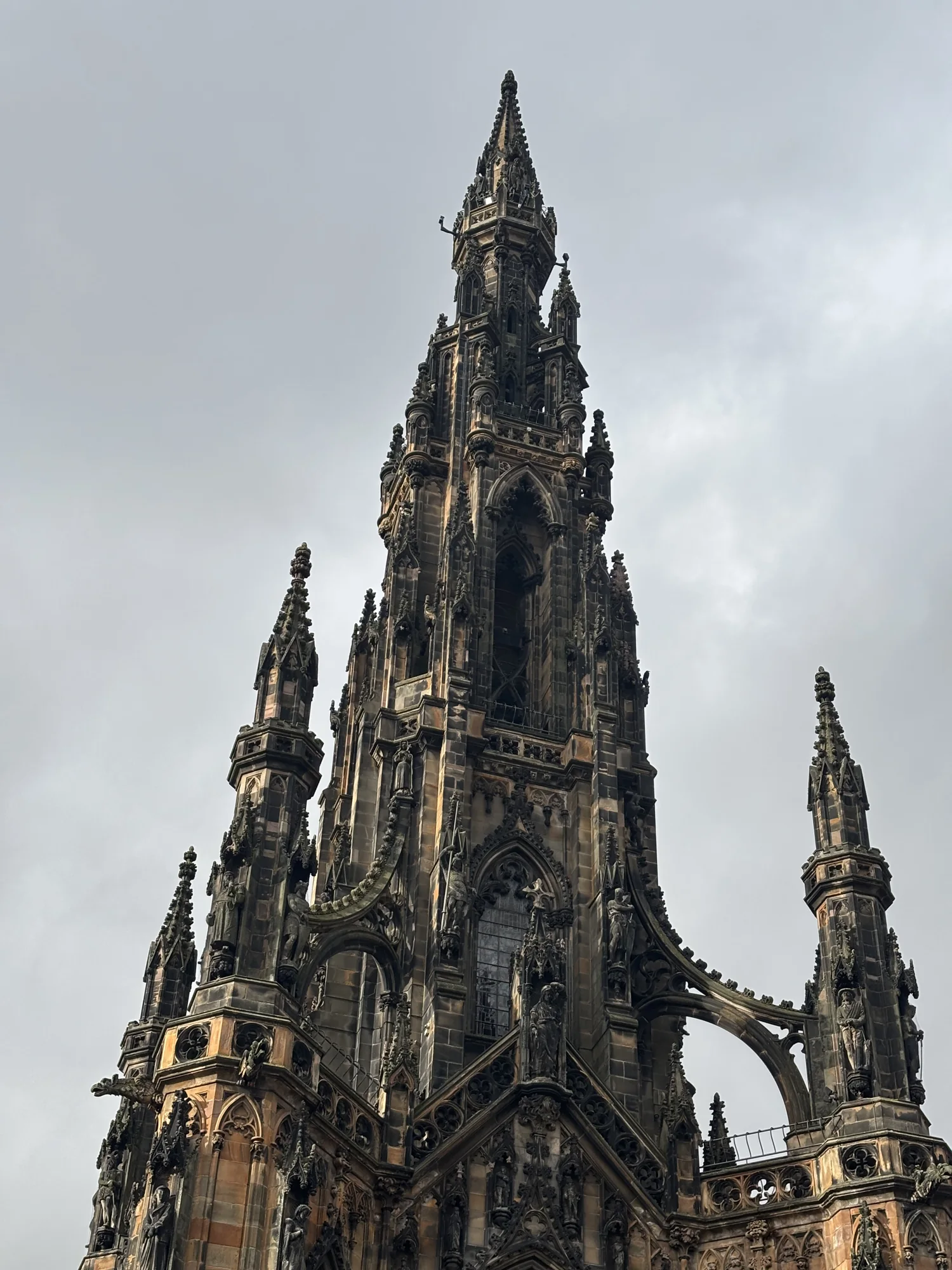 Le Scott Monument, tout en pointes noires.