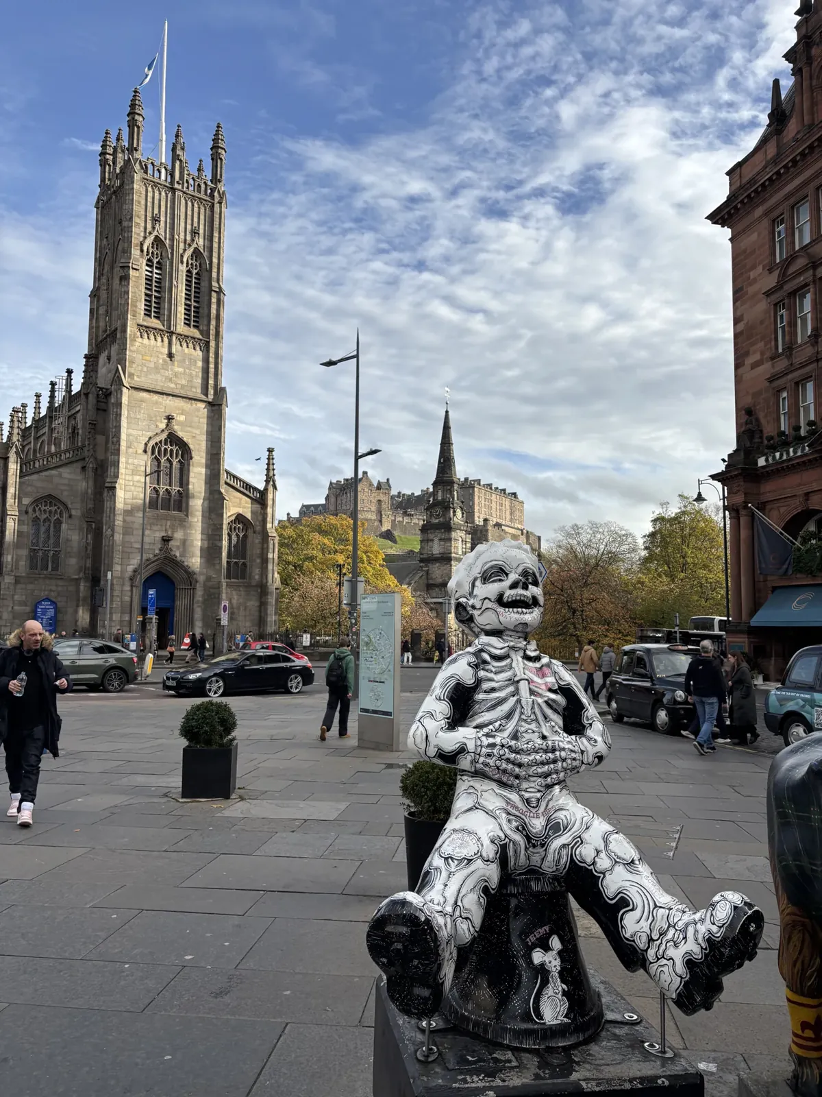 Un squelette assis devant l'église : c'était le 31 octobre.