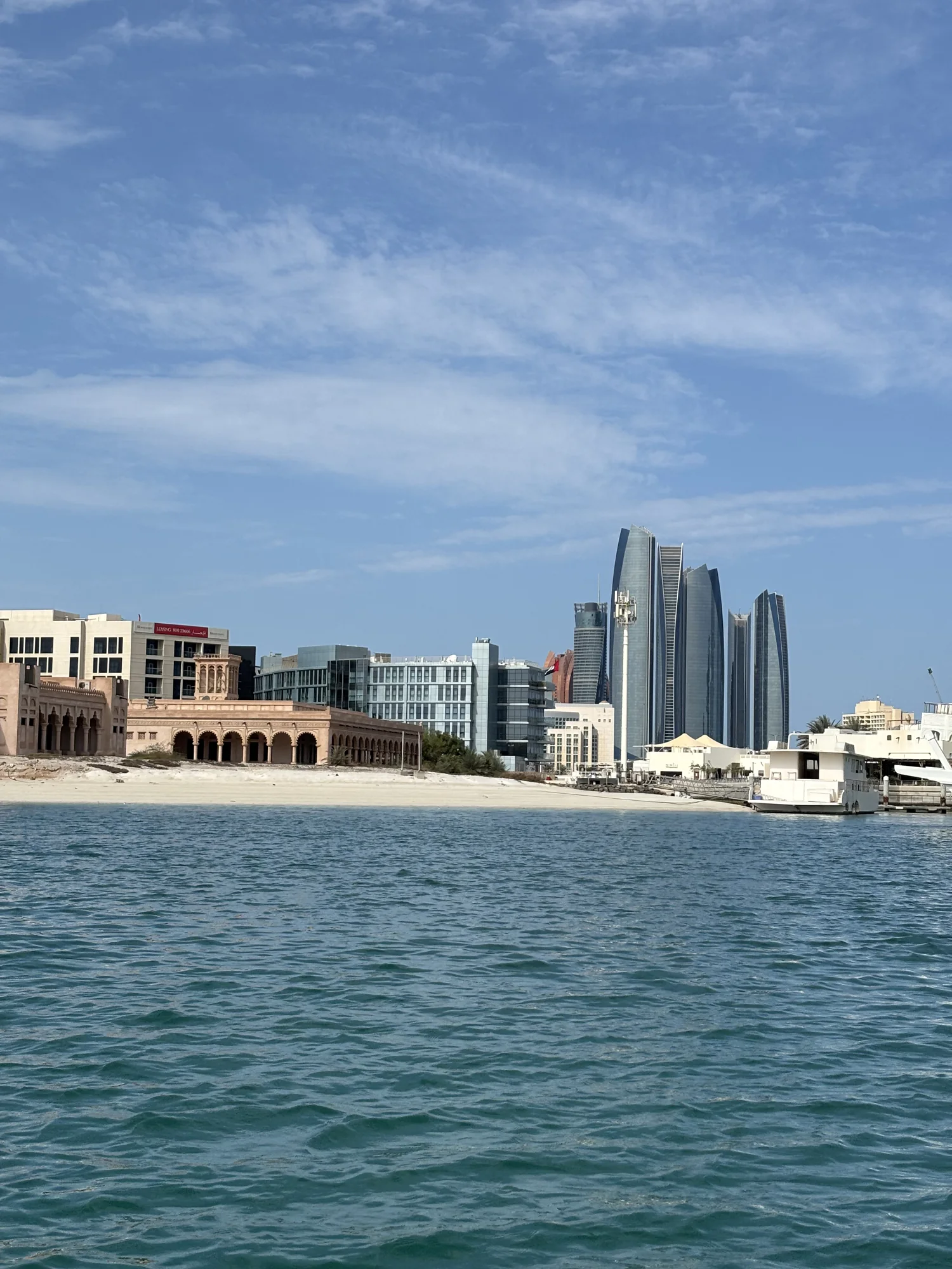 Abu Dhabi vue depuis le bateau.