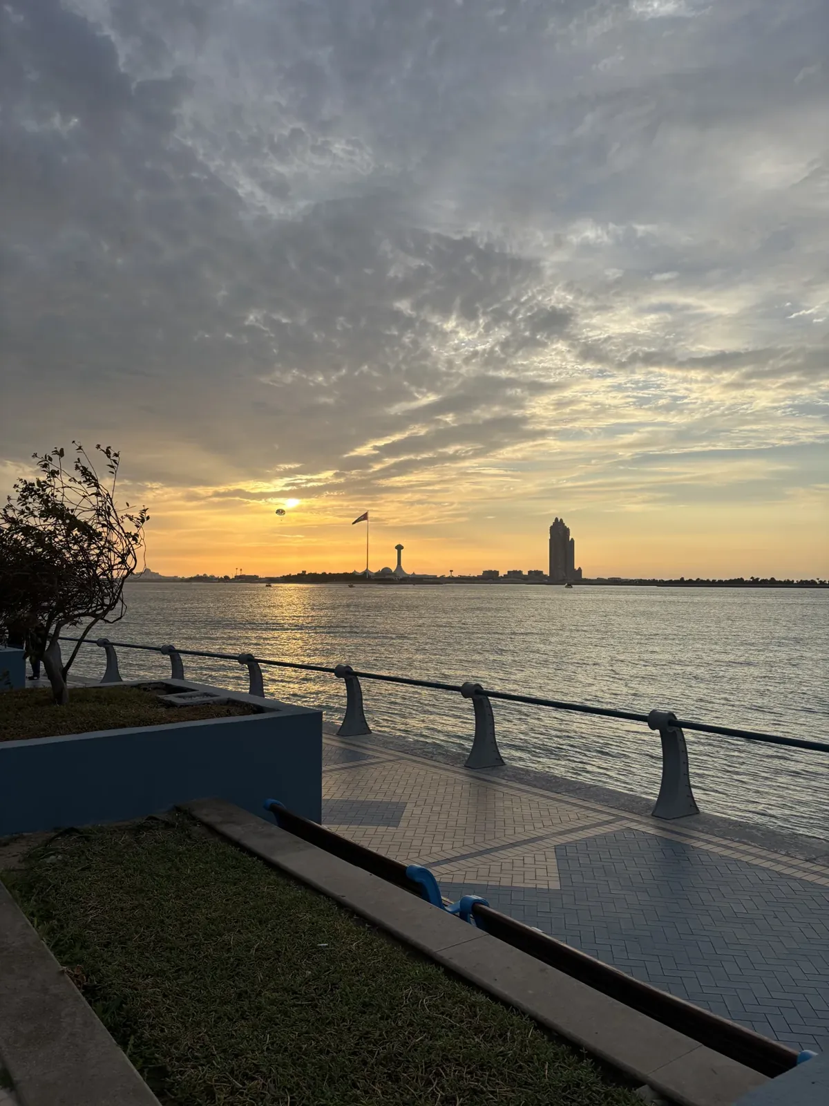 Coucher de soleil sur la corniche d'Abu Dhabi, le premier soir.