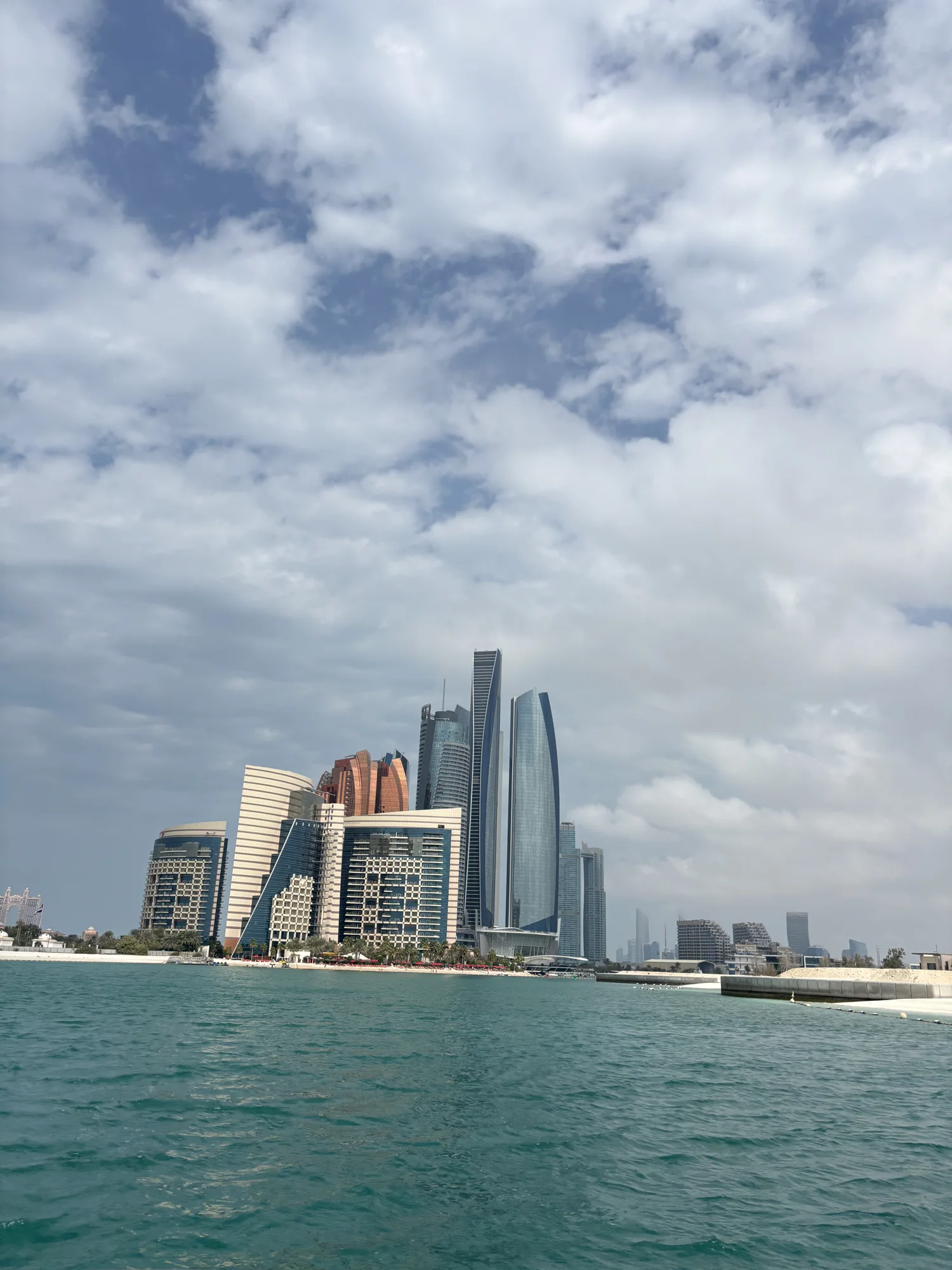 Les tours d'Abu Dhabi, la démesure dont je parle.
