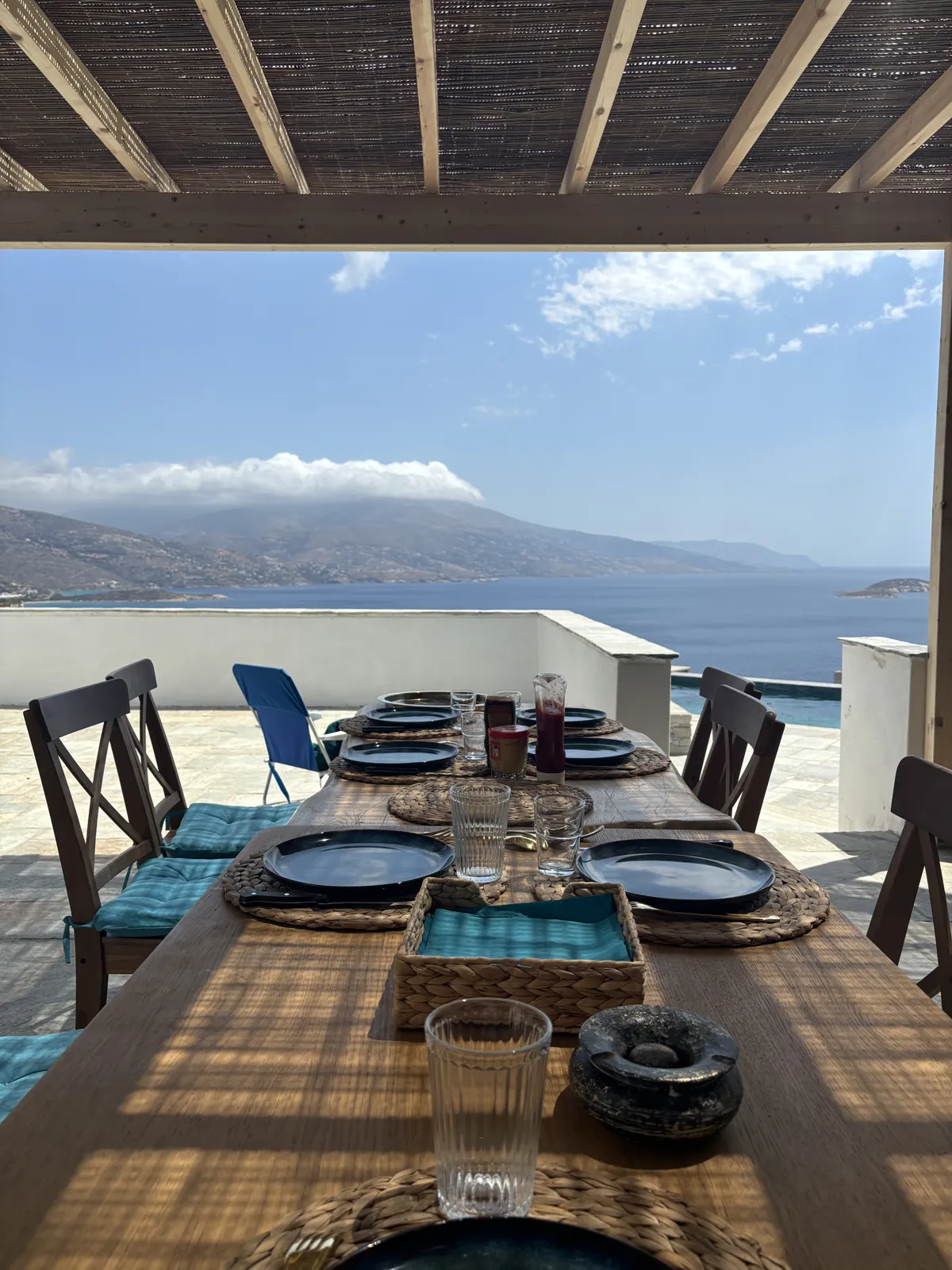 La table du déjeuner, la mer et les montagnes de l'île en face.