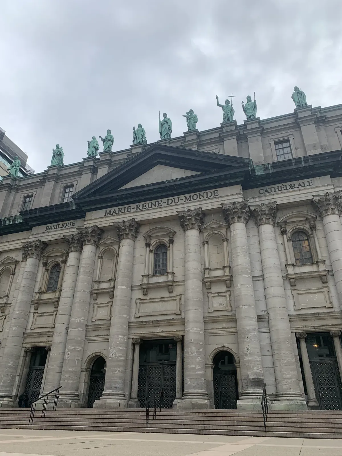 Marie-Reine-du-Monde de près, avec ses treize statues sur le toit.
