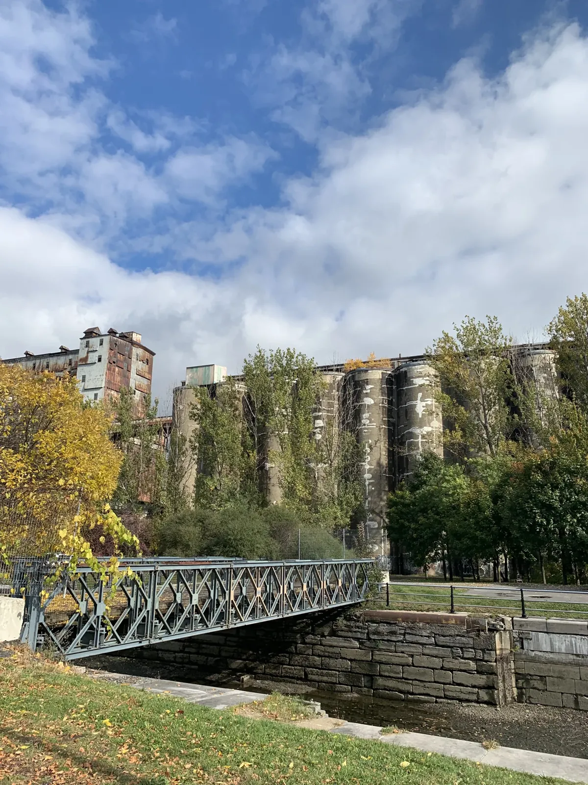 Le long du canal, les vieux murs et les feuilles d'automne.