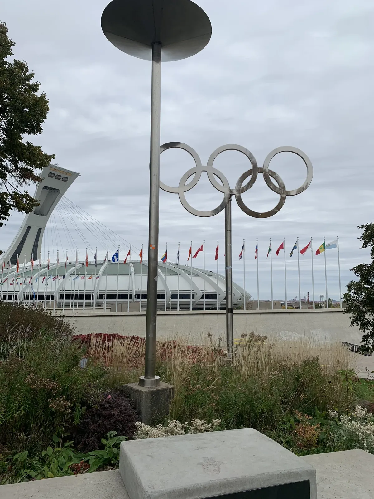 Le Stade olympique et sa tour penchée, les anneaux devant.