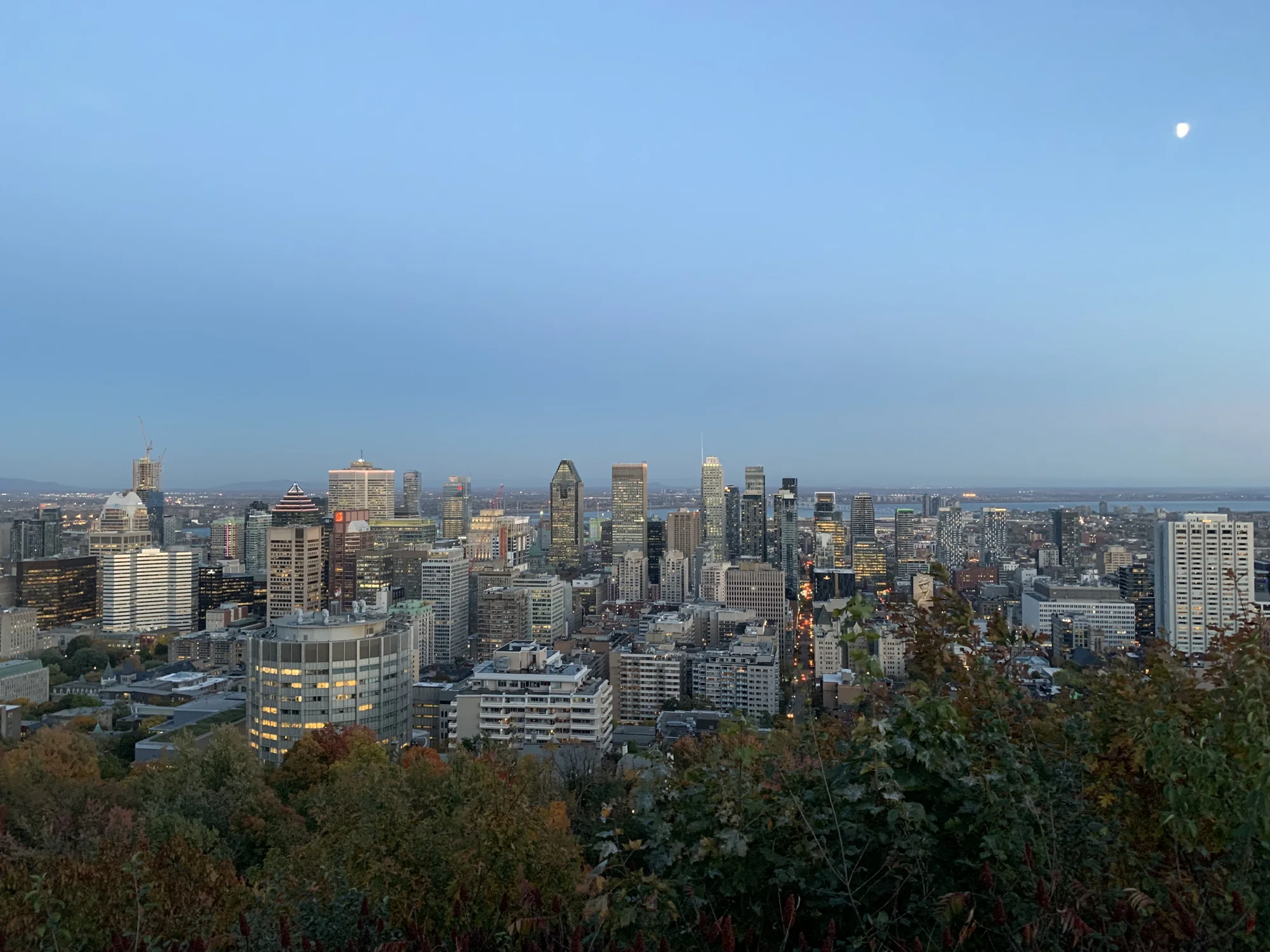Montréal depuis le Mont-Royal, à la tombée du jour.