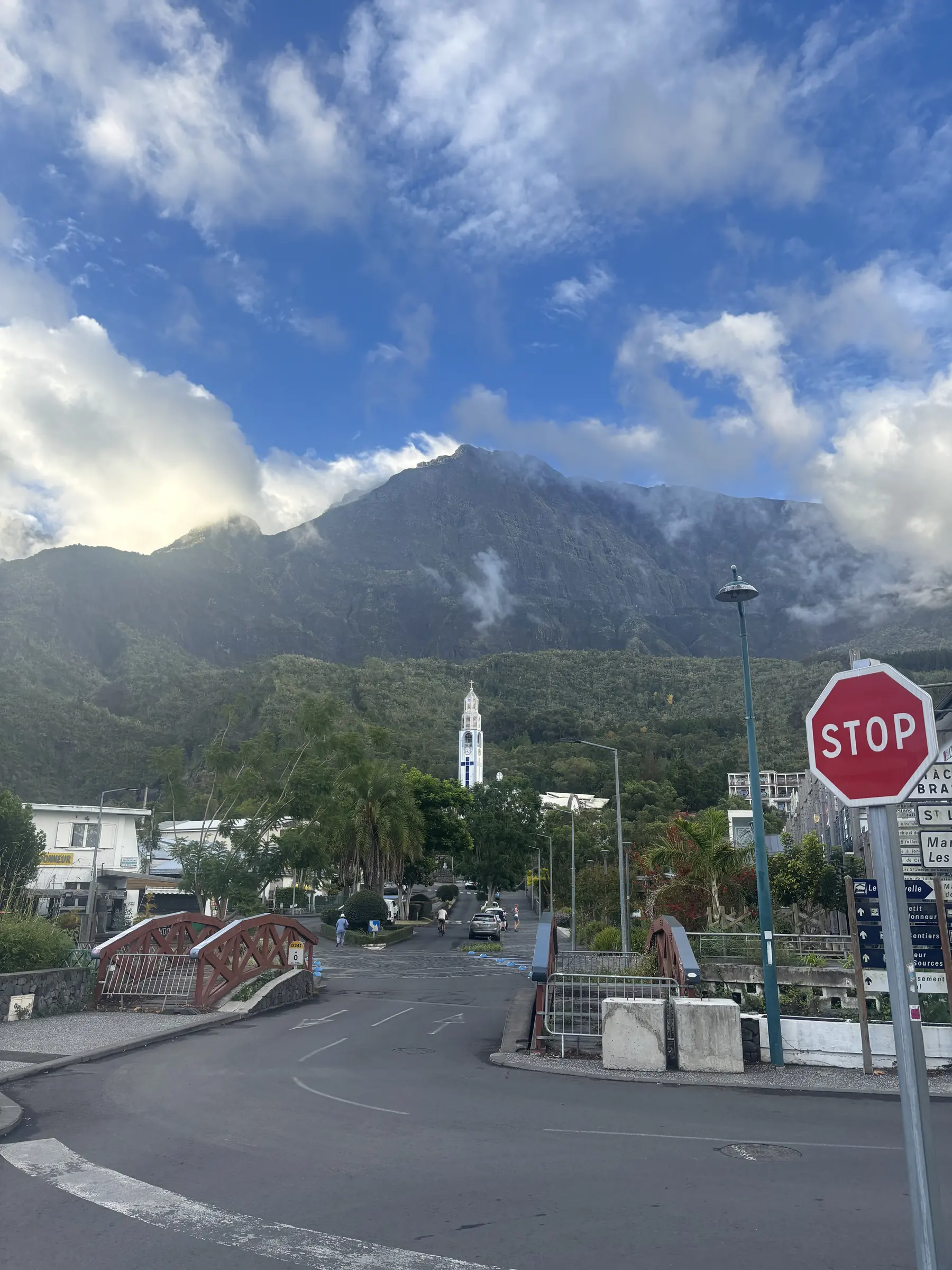 Cilaos au pied du piton, son église blanche et ses nuages de fin de journée.