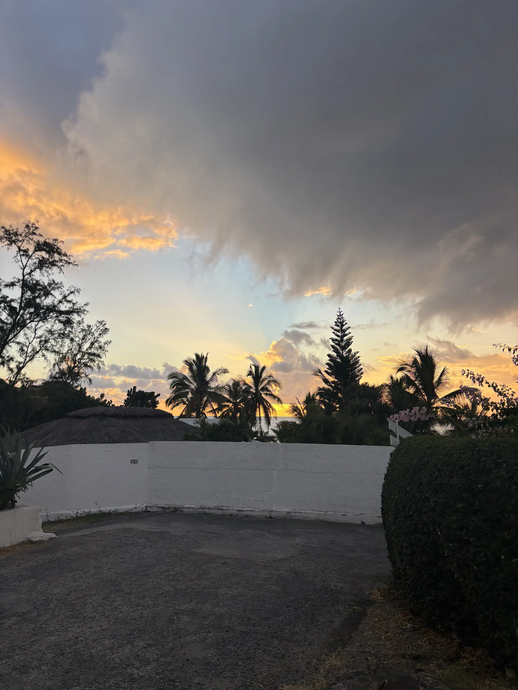 Le ciel qui prend feu au-dessus des filaos, en quelques minutes.