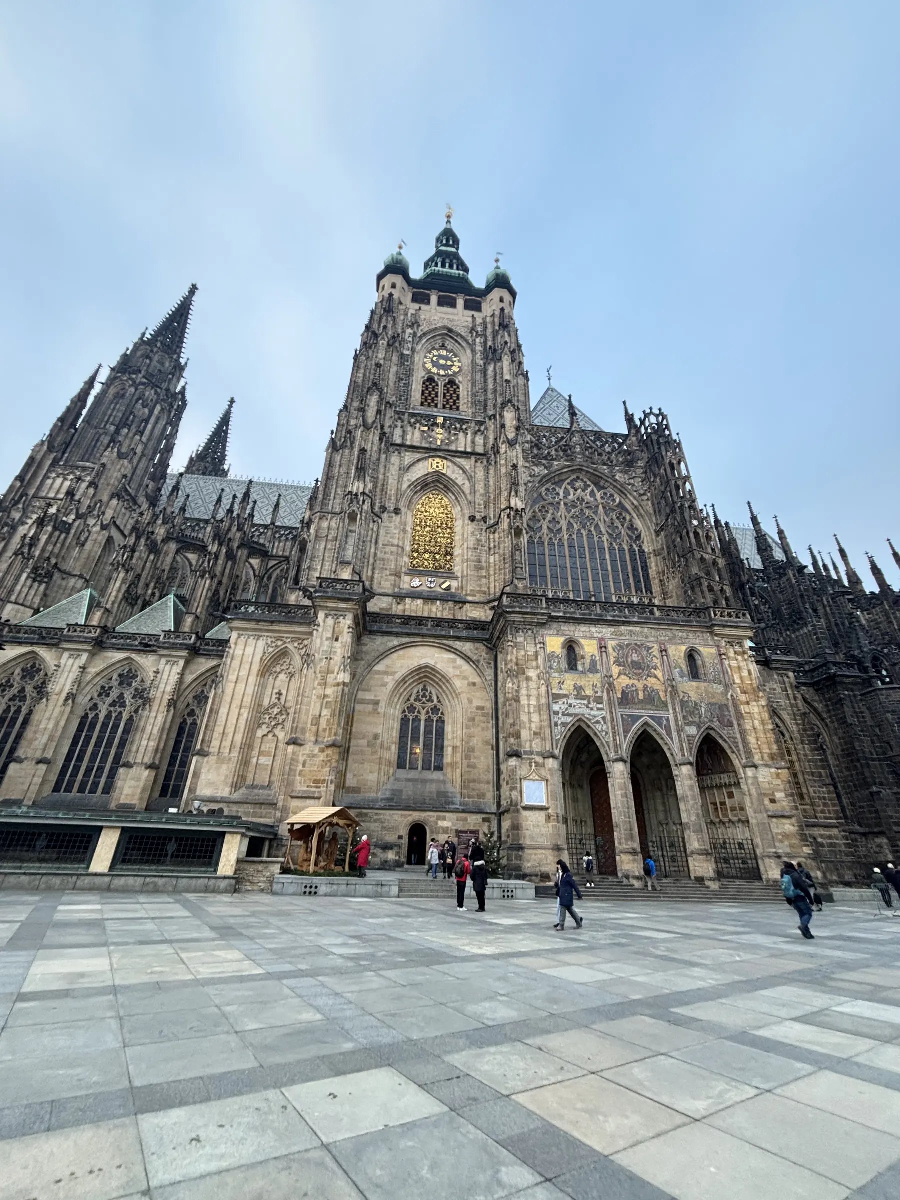 La cathédrale Saint-Guy dans la cour du château : six siècles de chantier.