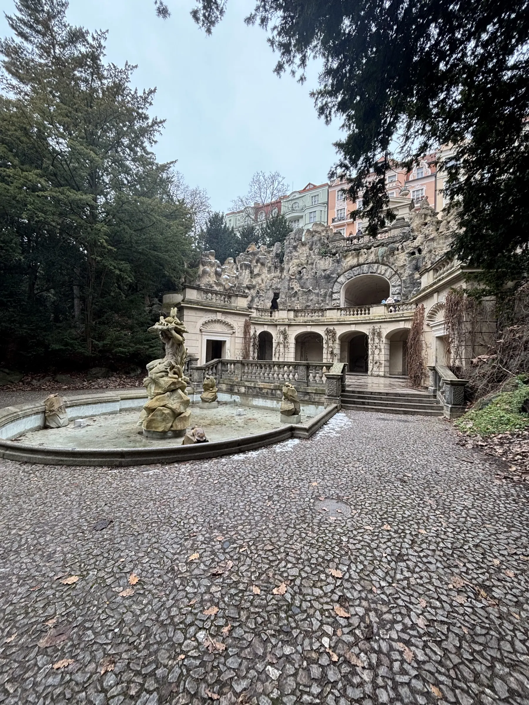 La grotte artificielle du parc Havlíčkovy sady, vide en hiver.