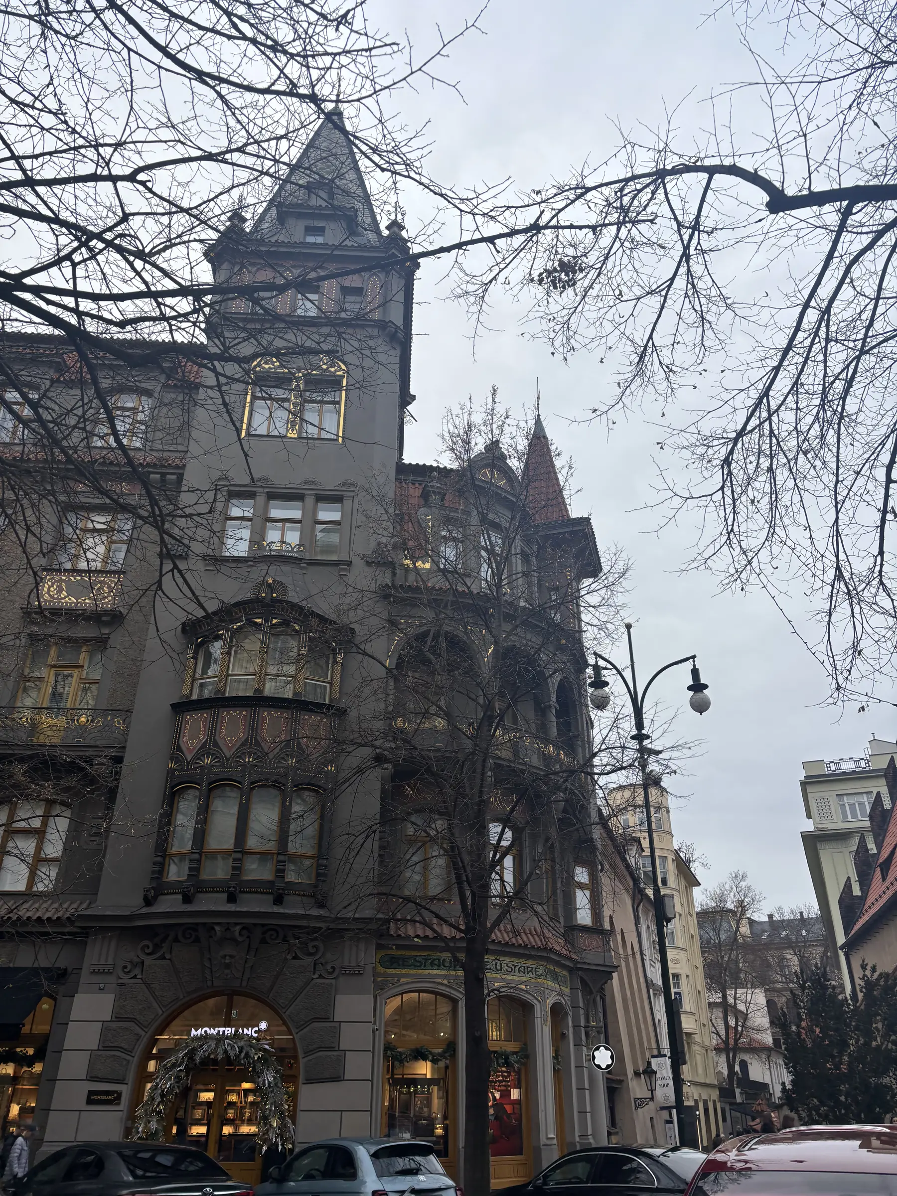Une façade Art nouveau à l'angle d'une rue, comme il y en a partout.