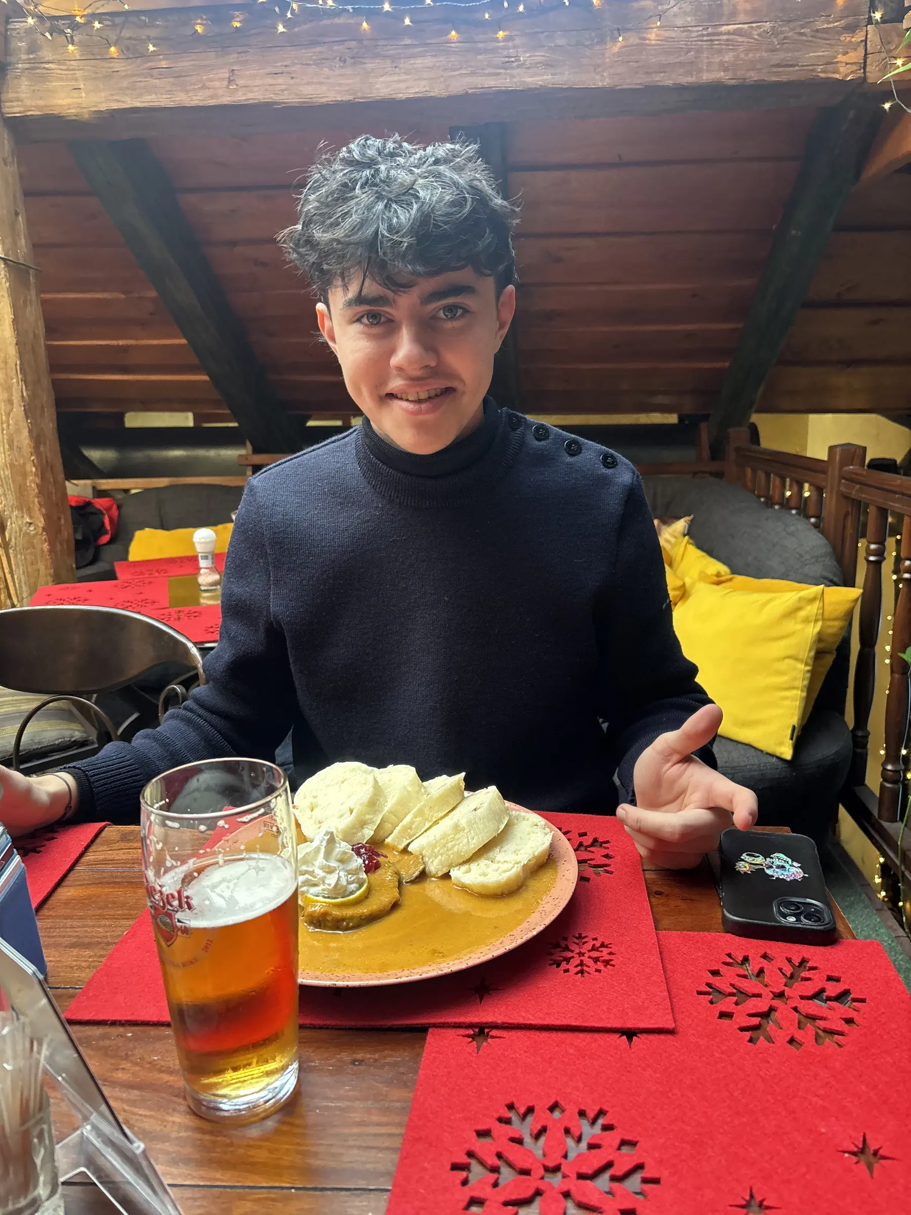 Le repas type : des knedlíky, une sauce, et une bière à trois fois rien.