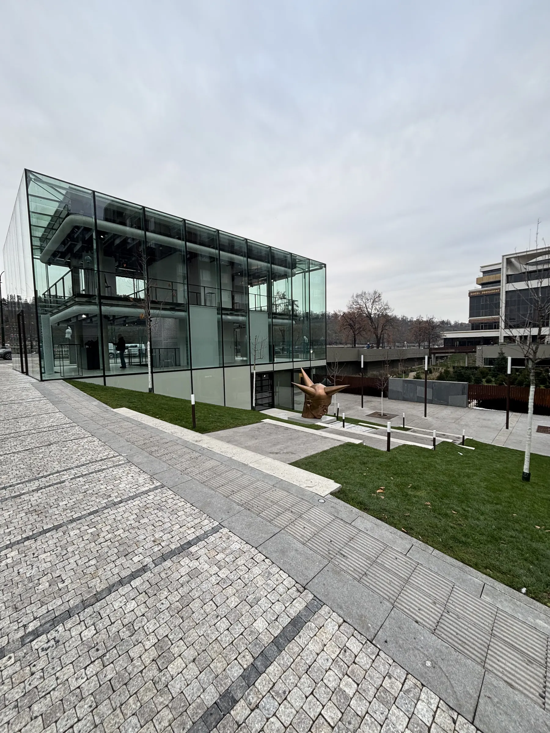 Et juste à côté, du verre et de l'acier : la ville n'a pas arrêté de se construire.