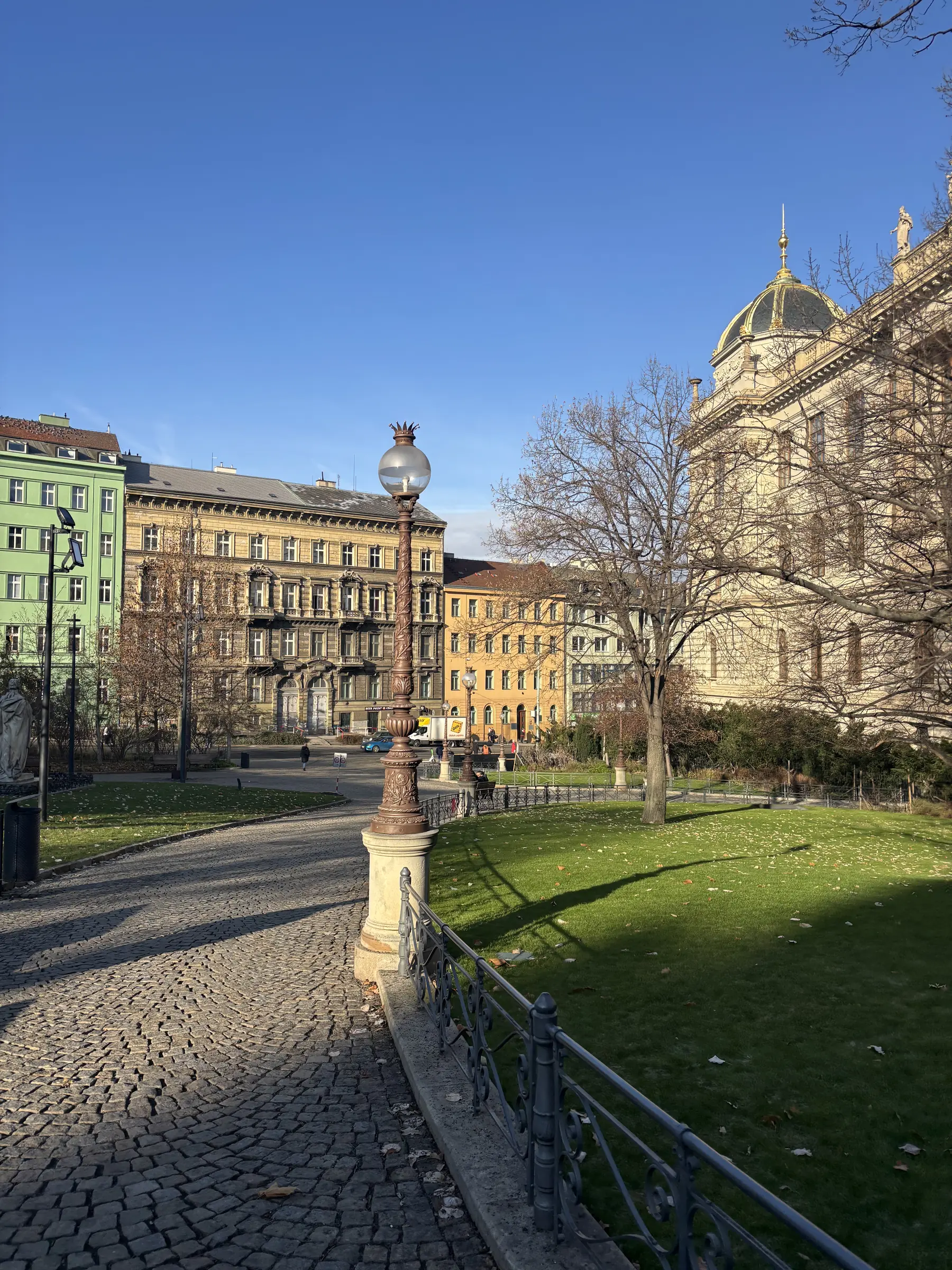 Le musée vu du parc, en remontant vers la place Venceslas.