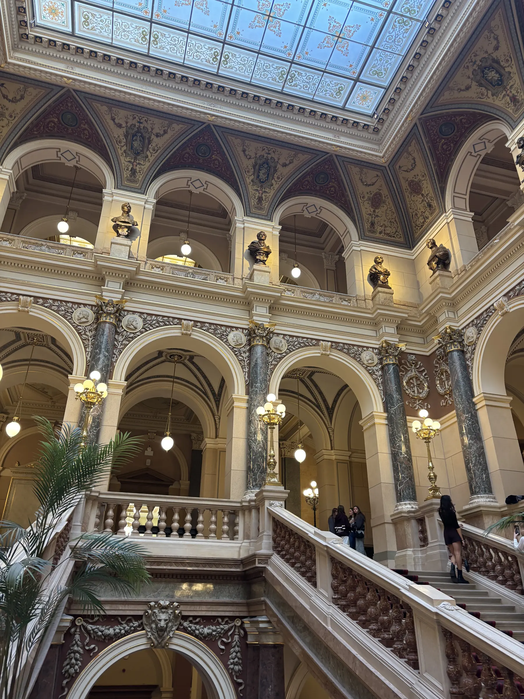 L'escalier d'honneur du Musée national, sous sa verrière.