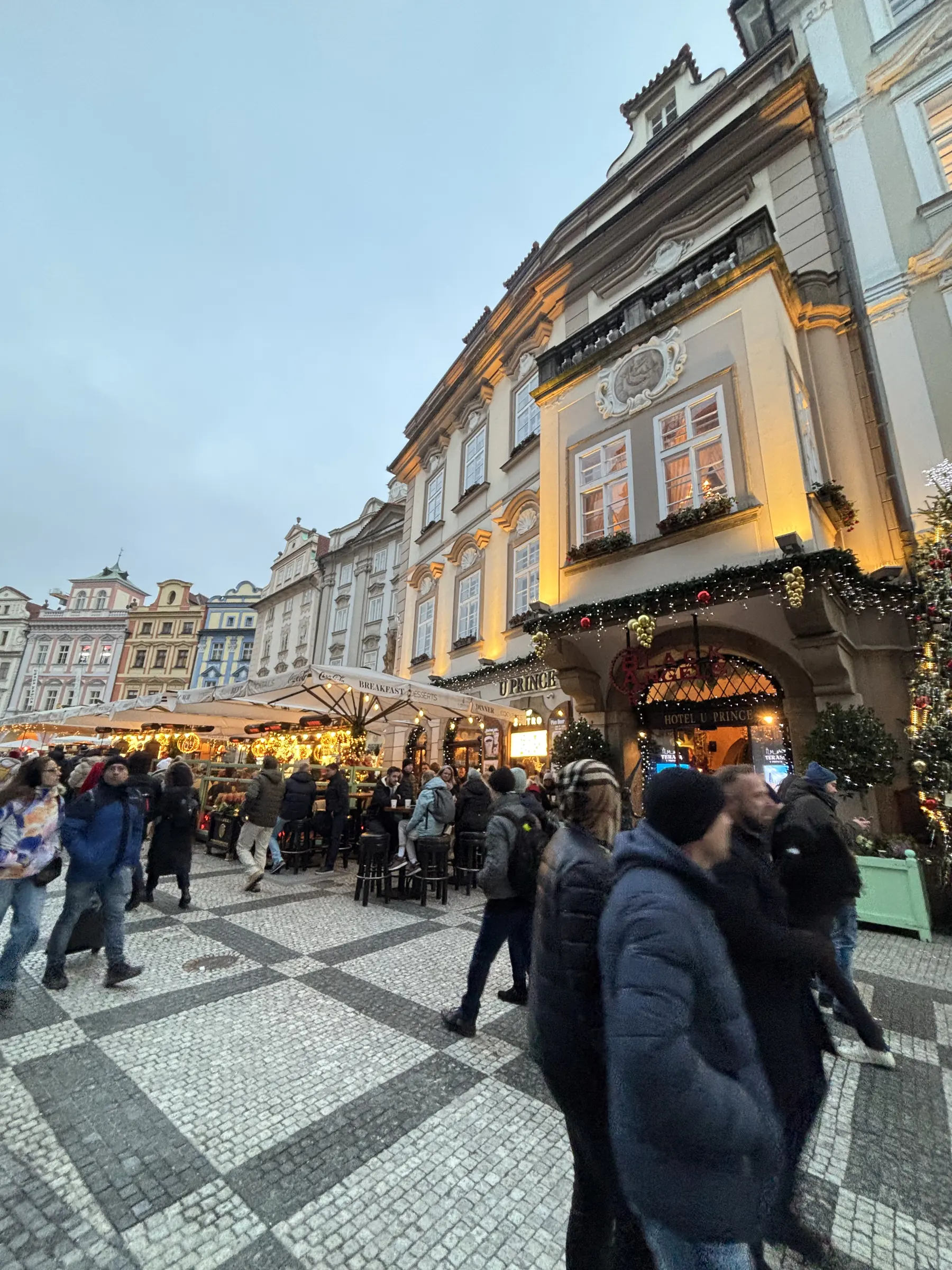 La place de la Vieille-Ville au moment où le marché de Noël s'allume.
