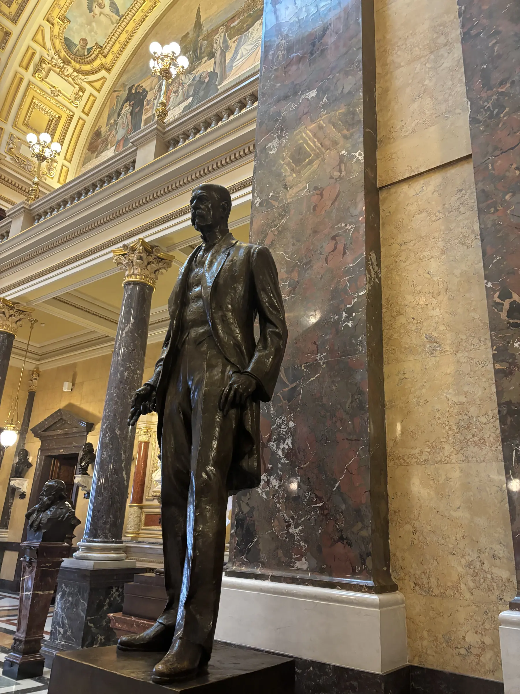 Une statue de bronze dans le hall de marbre du musée.