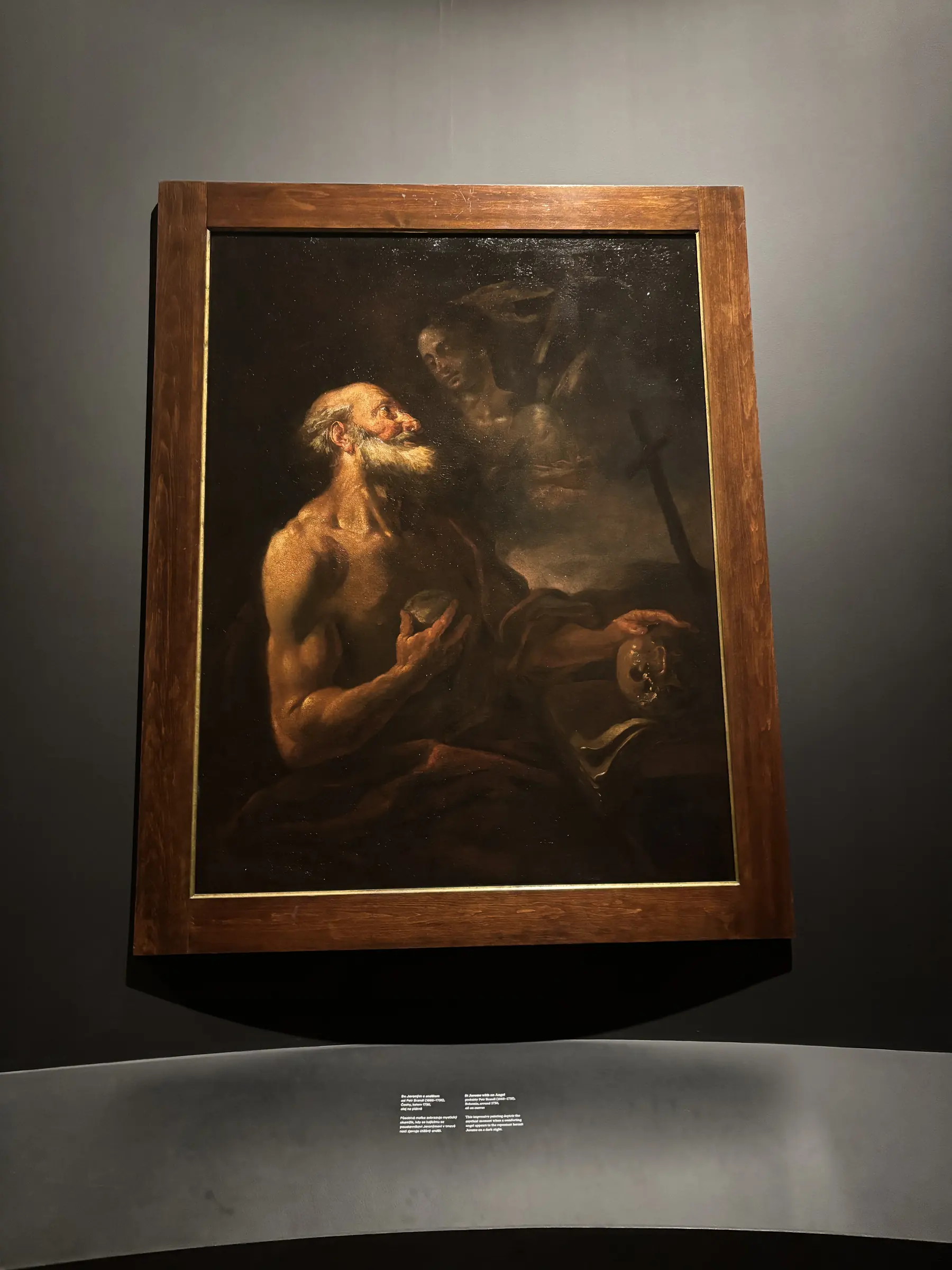 Un tableau seul dans le noir, éclairé comme une scène.