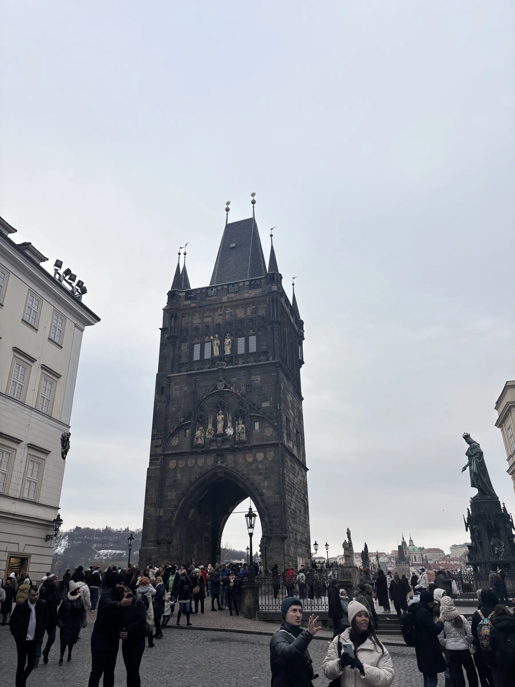 La tour du pont Charles côté vieille ville, et la file qui ne désemplit pas.