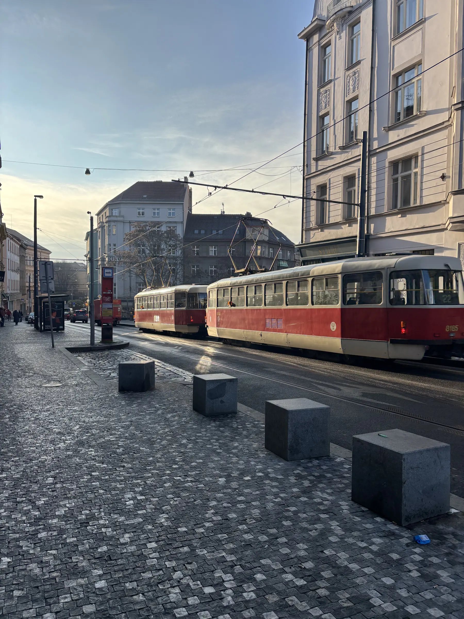 Le tram rouge et blanc, le vrai métro de Prague.