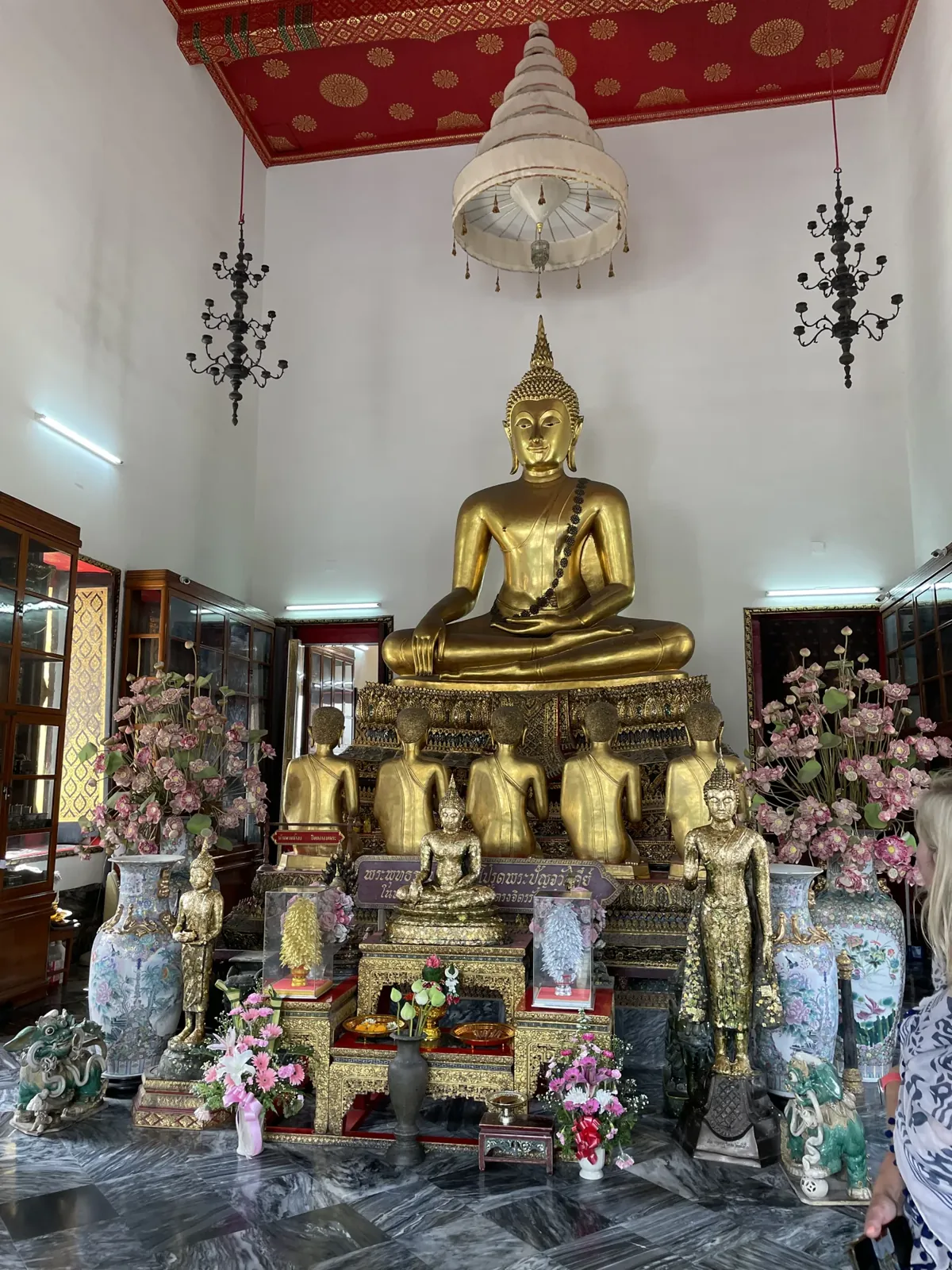 Bangkok : un bouddha doré, des fleurs partout, le silence.