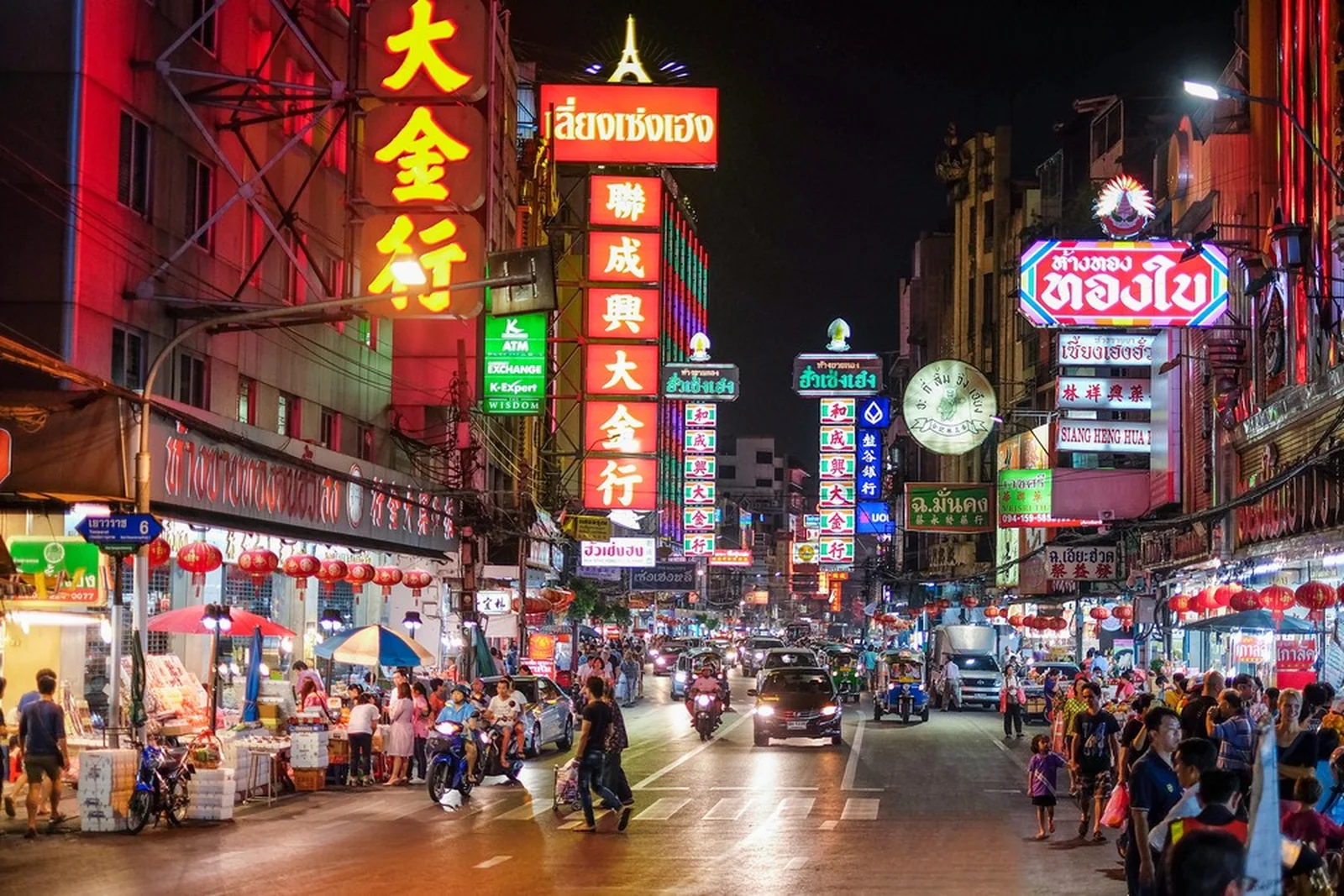 Chinatown la nuit, les enseignes lumineuses empilées.