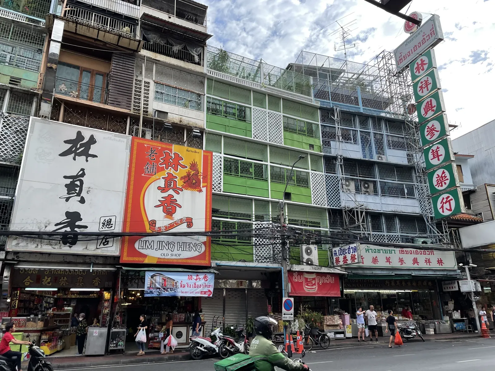 Chinatown, ses enseignes empilées et ses scooters.