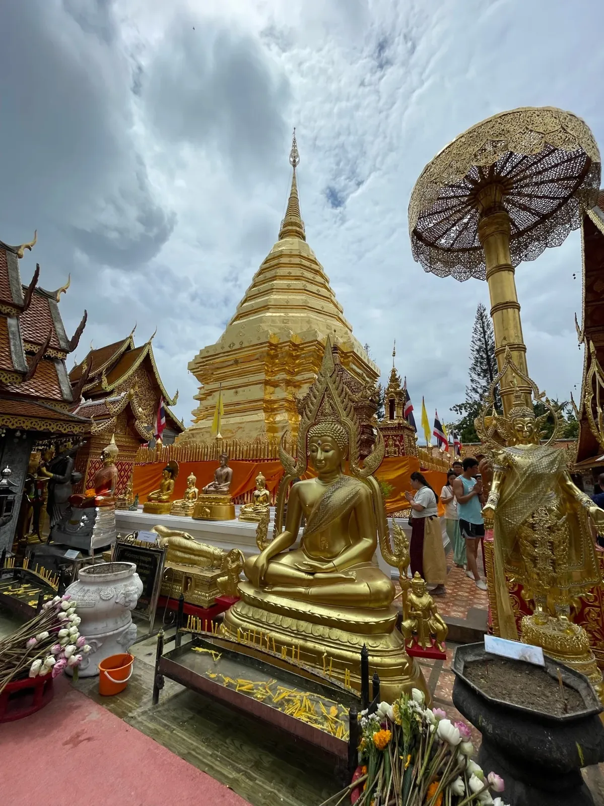 Le Wat Phra That Doi Suthep, au-dessus de Chiang Mai. Tout est doré, même le parasol.